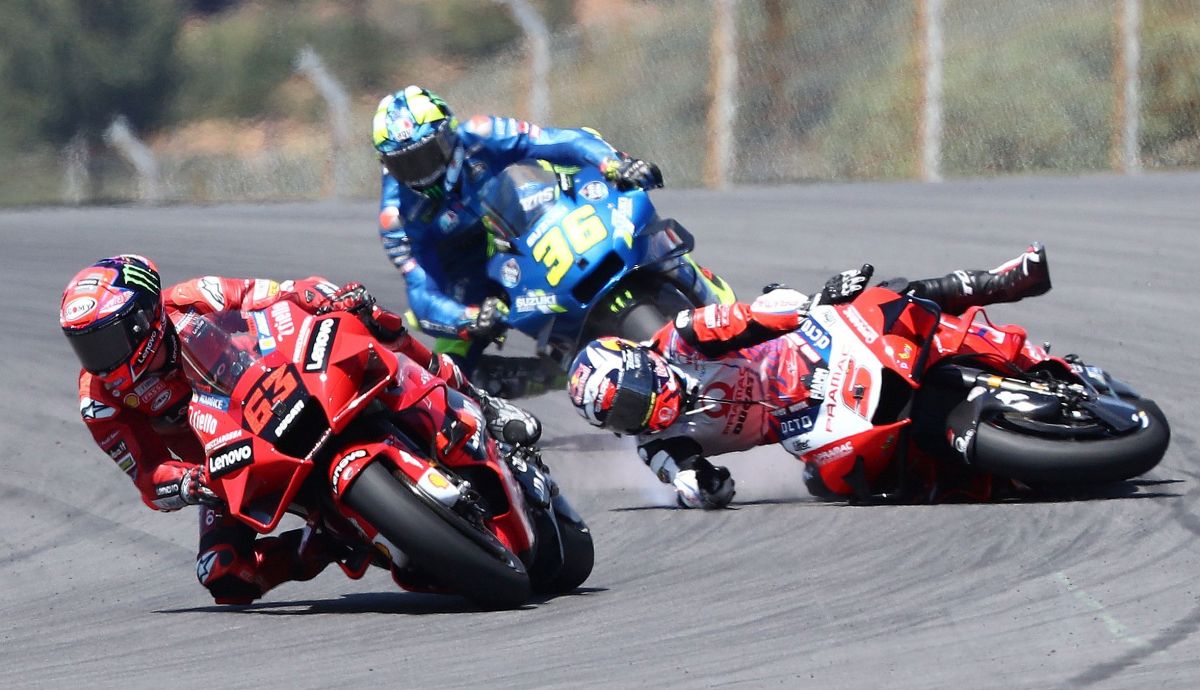 Johann Zarco se va al suelo cuando rodaba entre Pecco Bagnaia y Joan Mir