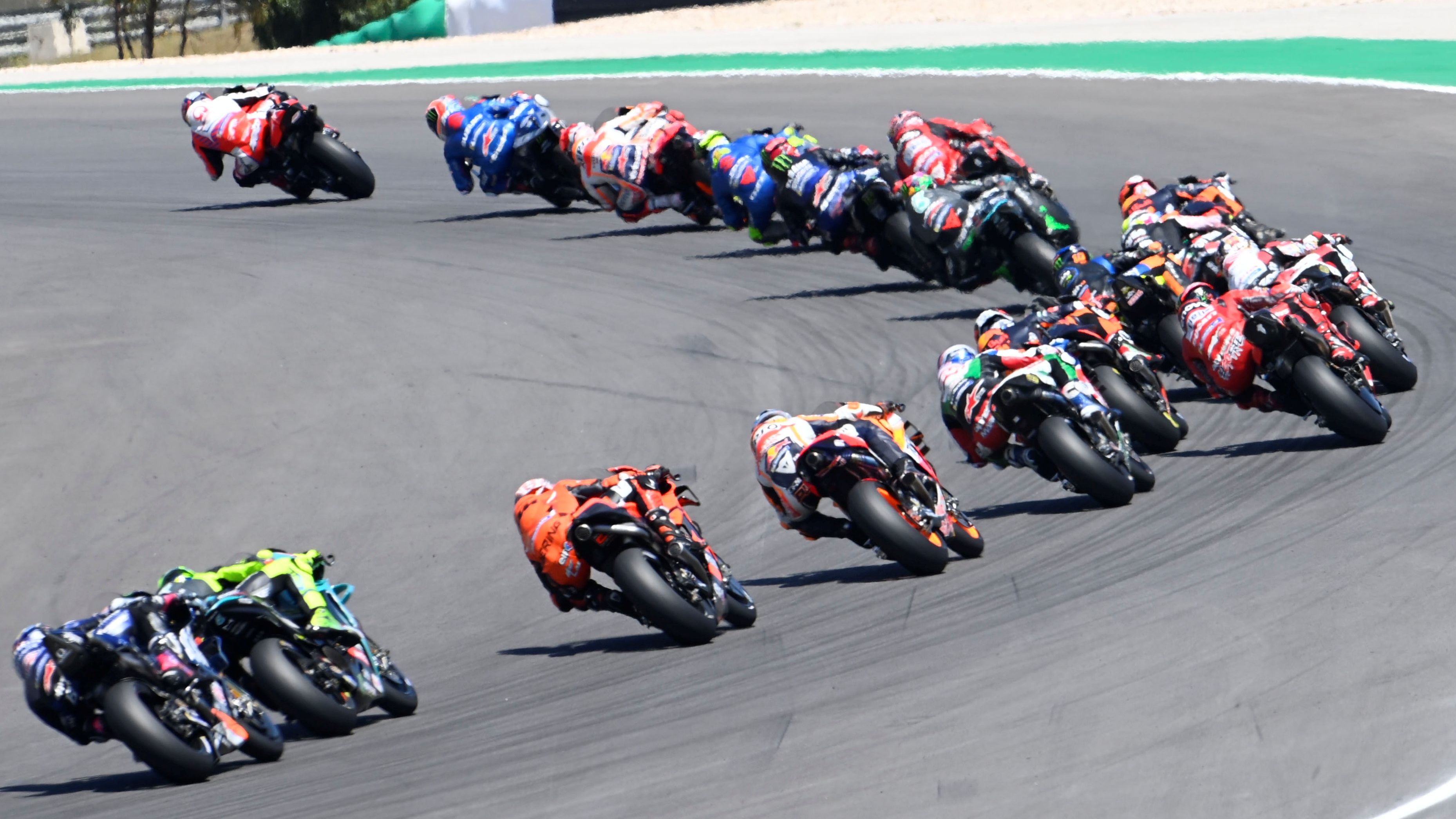 Los pilotos de MotoGP durante la primera vuelta de la carrera de Portimao
