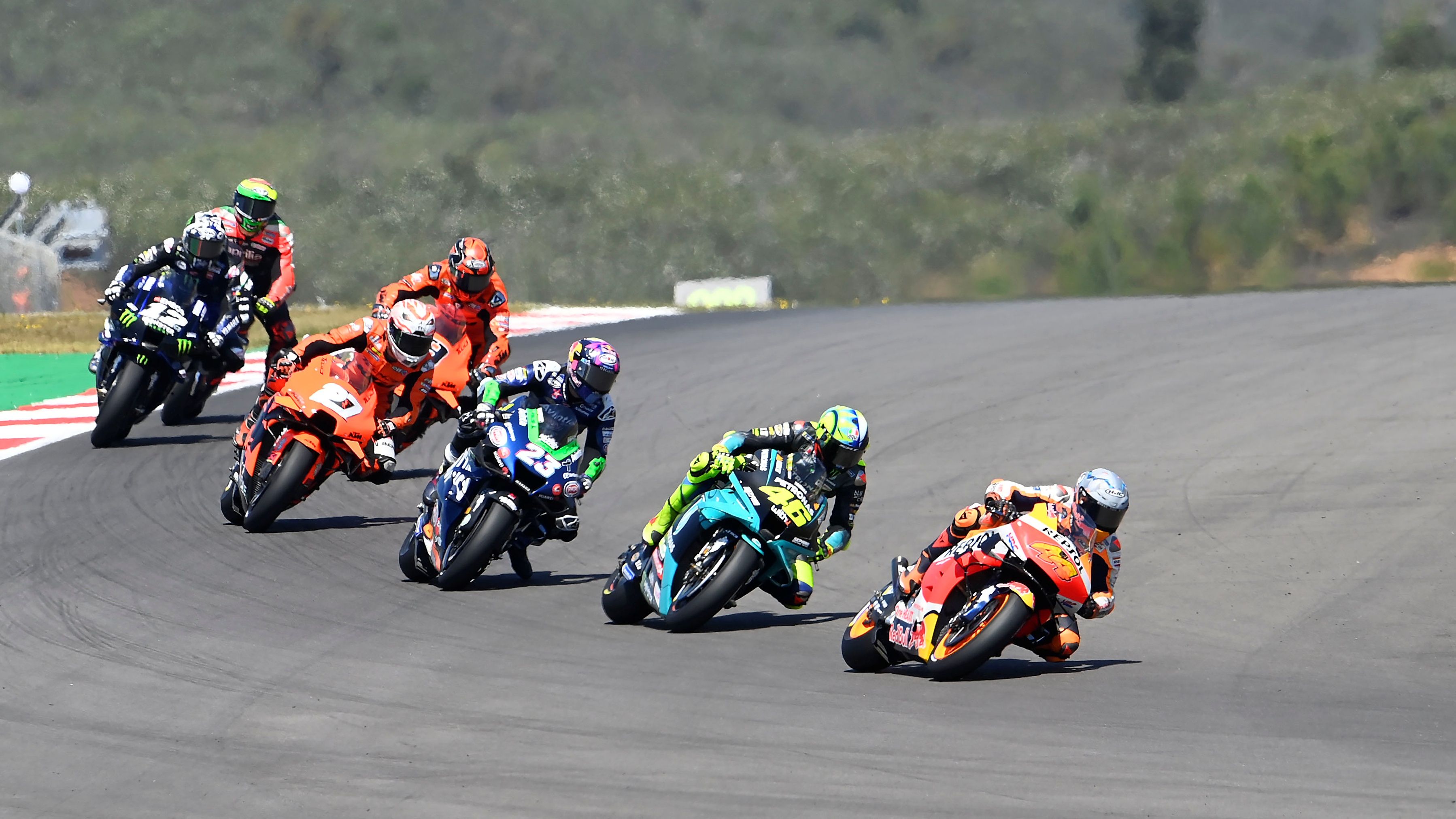 Pol Espargaró seguido por Valentino Rossi, Enea Bastianini, Iker Lecuona, Danilo Petrucci, Maverick Viñales y Lorenzo Savadori