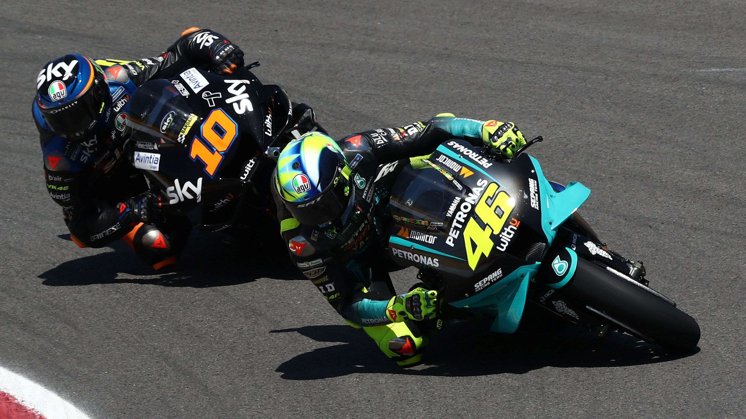 Valentino Rossi seguido por Luca Marini