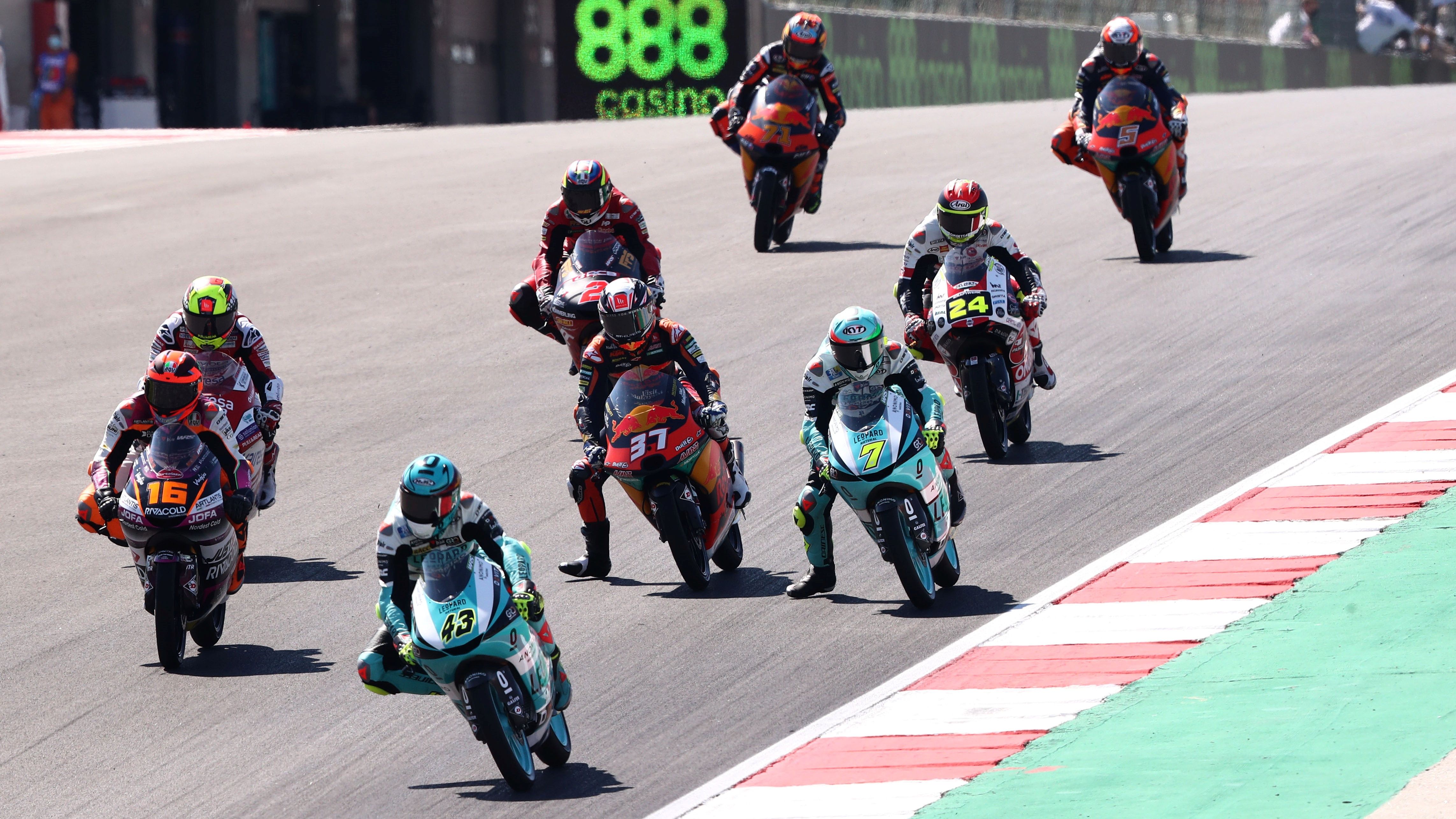 Xavi Artigas lidera el grupo en Moto3 en la frenada de la curva 1 de Portimao