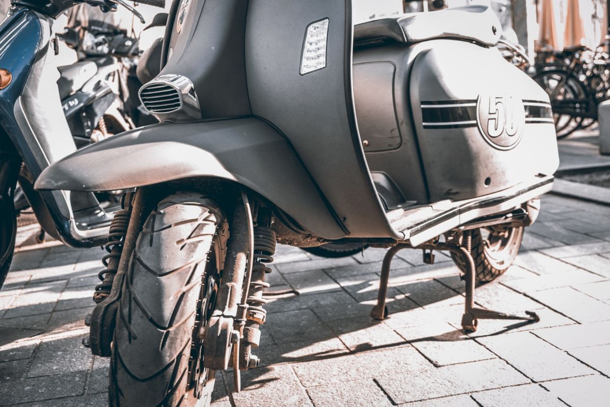 Una moto aparcado gracias a un caballete. Fuente: iStock / charliemarcos
