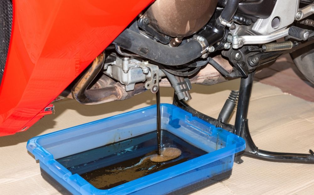 Una moto apoyada sobre un caballete mientras se hace un cambio de aceite. Fuente: iStock / MaboHH Una moto apoyada sobre un caballete mientras se hace un cambio de aceite. Fuente: iStock / MaboHH