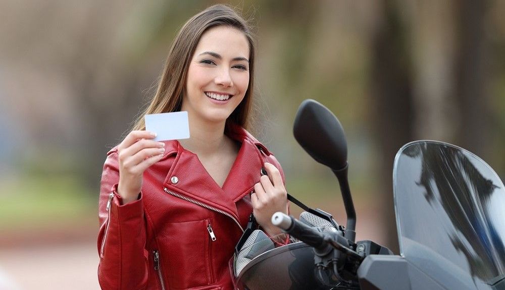 Joven con el carnet de conducir de motos. Fuente: iStock/AntonioGuillem Joven con el carnet de conducir de motos. Fuente: iStock/AntonioGuillem