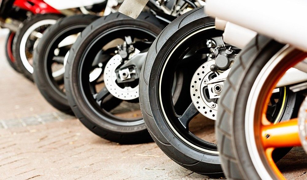 Llantas en diferentes ruedas de moto. Fuente: iStock/RapidEye