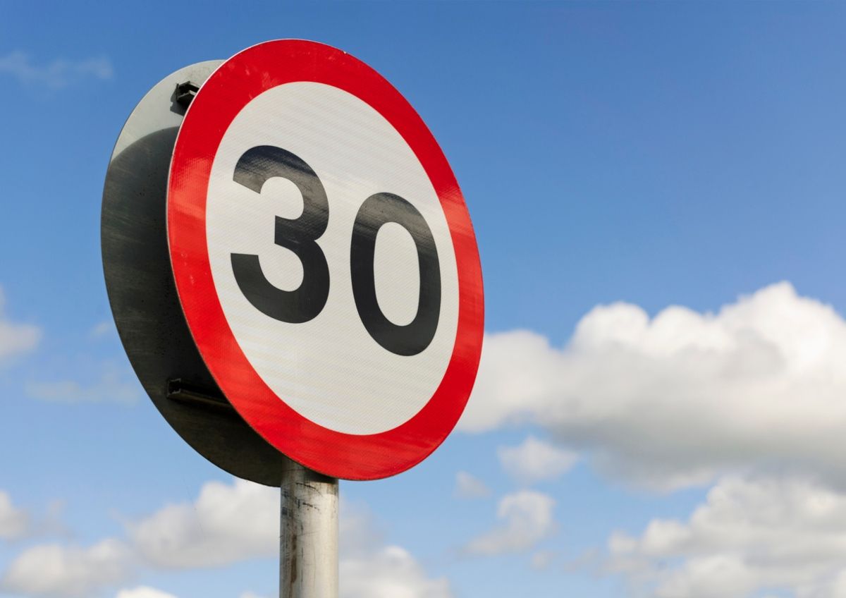 Una señal que marca la velocidad límite. Fuente: iStock / georgeclerk