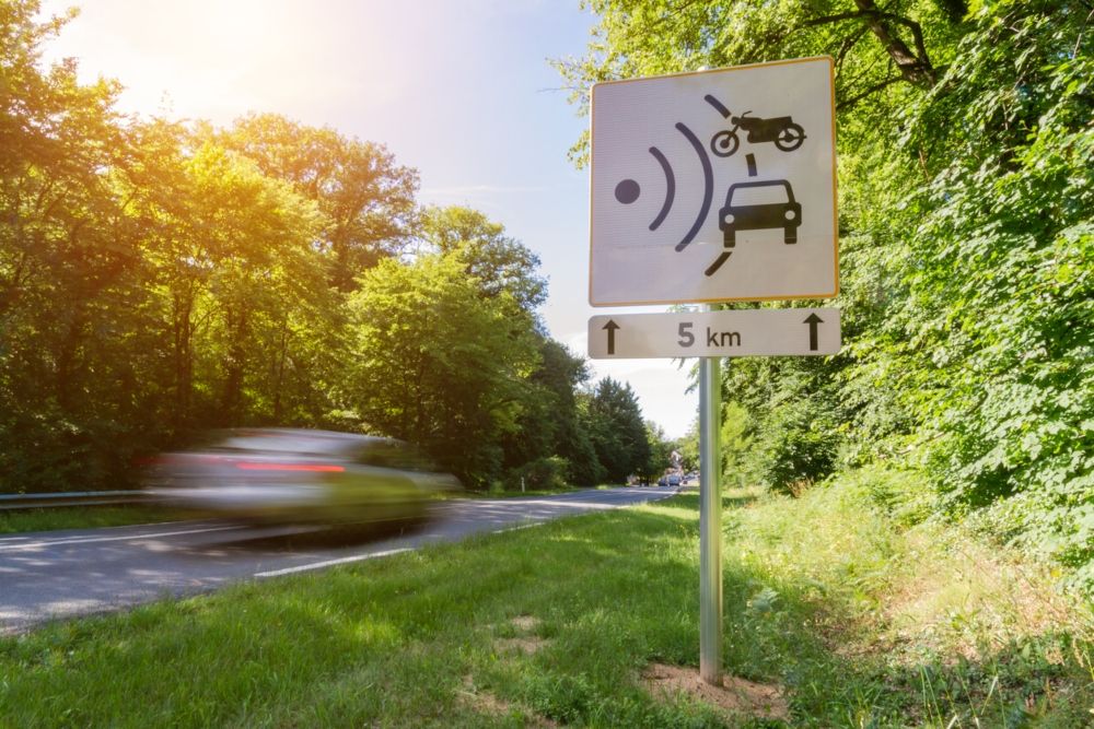Señal que alerta de la presencia de una cámara que graba la velocidad. Fuente: iStock / sdecoret Señal que alerta de la presencia de una cámara que graba la velocidad. Fuente: iStock / sdecoret