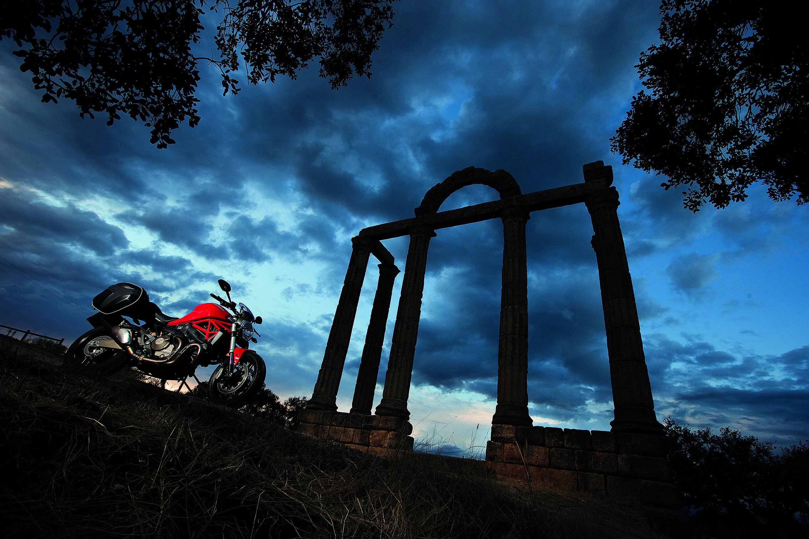 En moto siguiendo el Tajo.