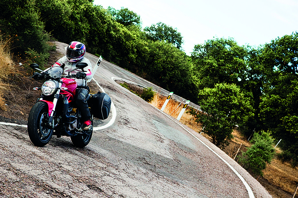 En moto siguiendo el Tajo.