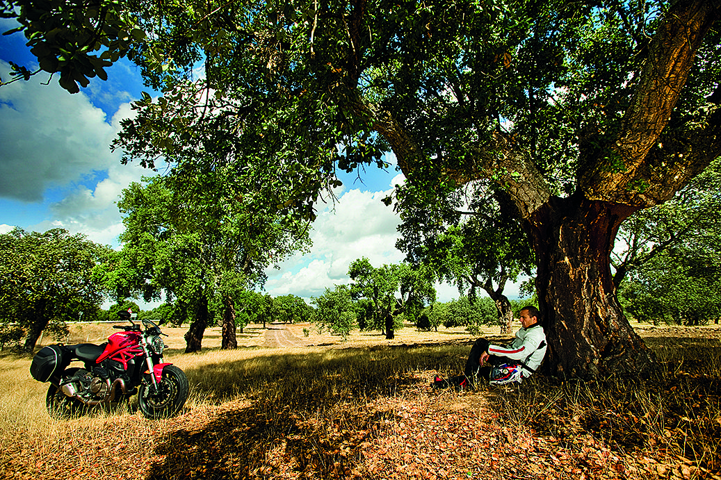 En moto siguiendo el Tajo.