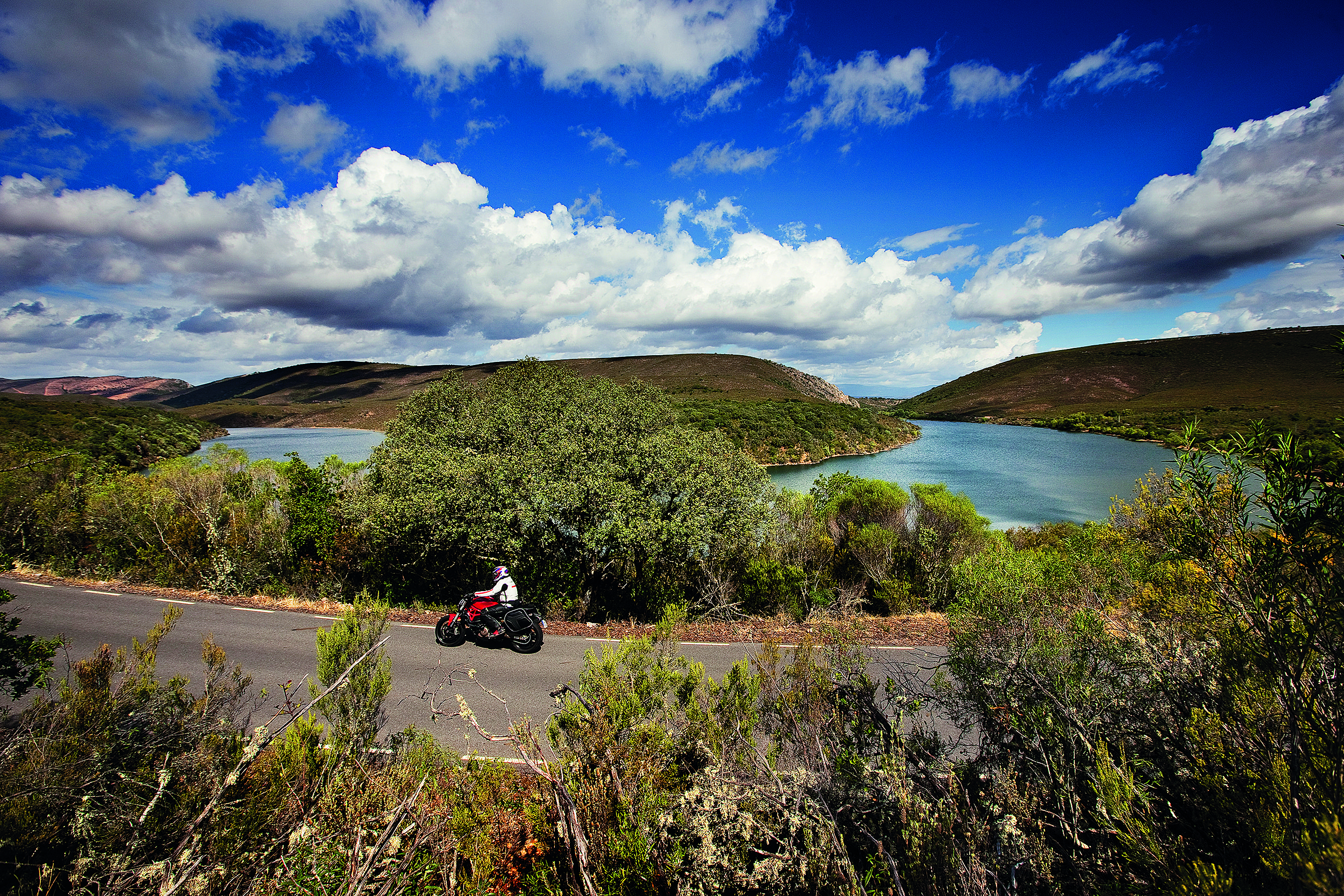 En moto siguiendo el Tajo.