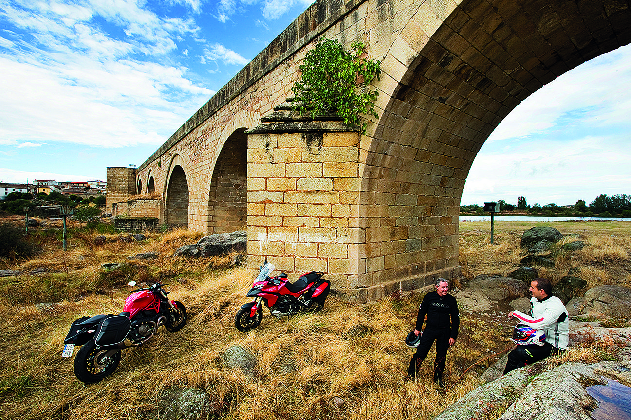 En moto siguiendo el Tajo.