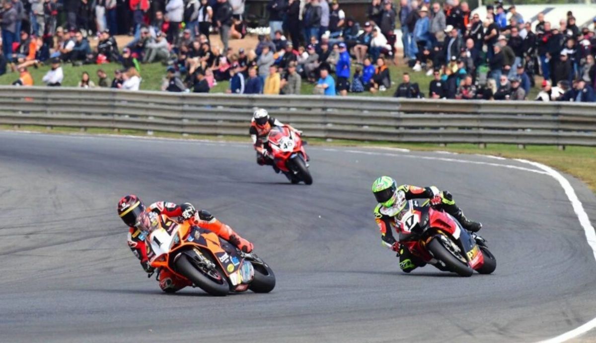 Wayne Maxwell y Troy Herfoss se escapan de Mike Jones Wayne Maxwell y Troy Herfoss se escapan de Mike Jones