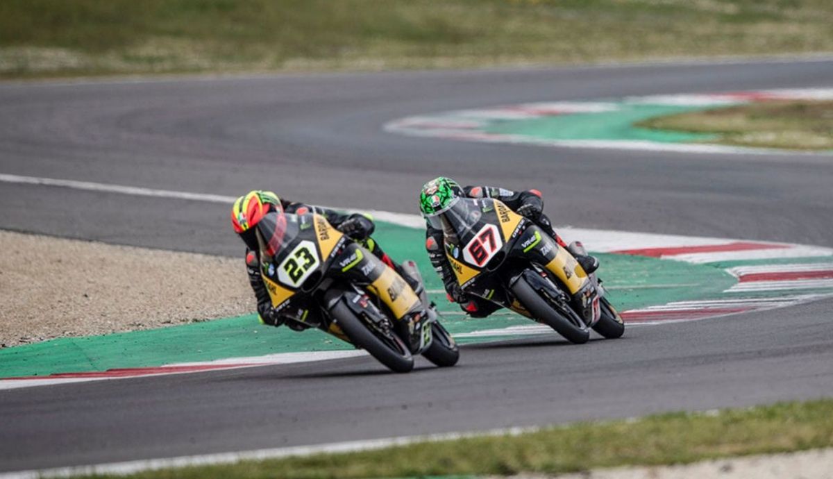 Elia Bartolini y Alberto Surra en la segunda carrera de Moto3 Elia Bartolini y Alberto Surra en la segunda carrera de Moto3