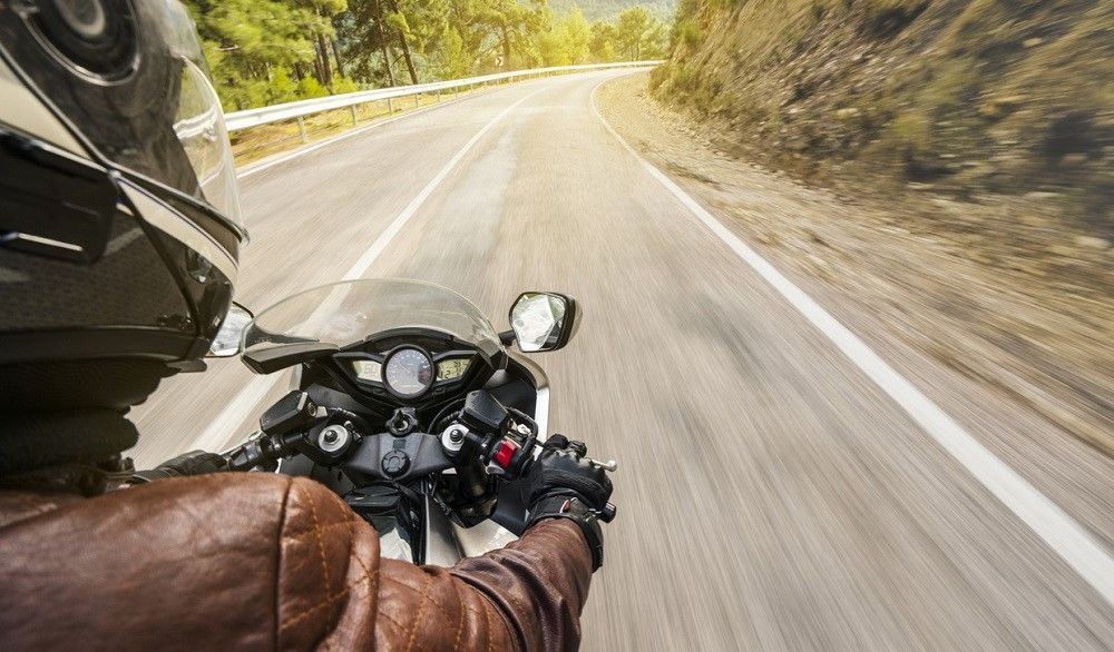 Los radares de tramo vigilan los límites de velocidad. Fuente: iStock/ozgurdonmaz