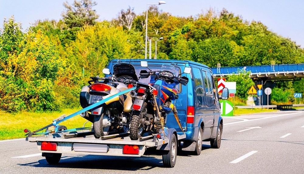 El remolque de motos es muy útil para llevar las motos de viaje. Fuente: iStock/RomanBabakin