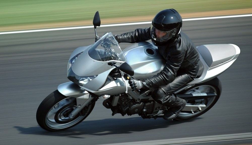 Moto con carenado plateado. Fuente: iStock/sweetmoments Moto con carenado plateado. Fuente: iStock/sweetmoments