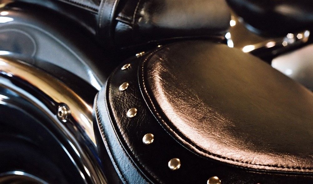 Al tapizar el asiento de la moto hay que conseguir un perfecto acabado. Fuente: iStock/TJ_Kloster