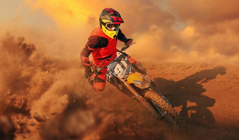 En motocross y enduro suelen sufrir los pistones del motor. Fuente: iStock/Artur Didyk