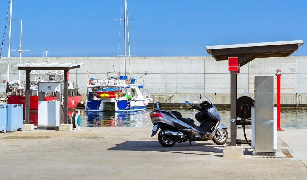 Encontrar una gasolinera más barata siempre es recomendable. Fuente: iStock/chasdesign