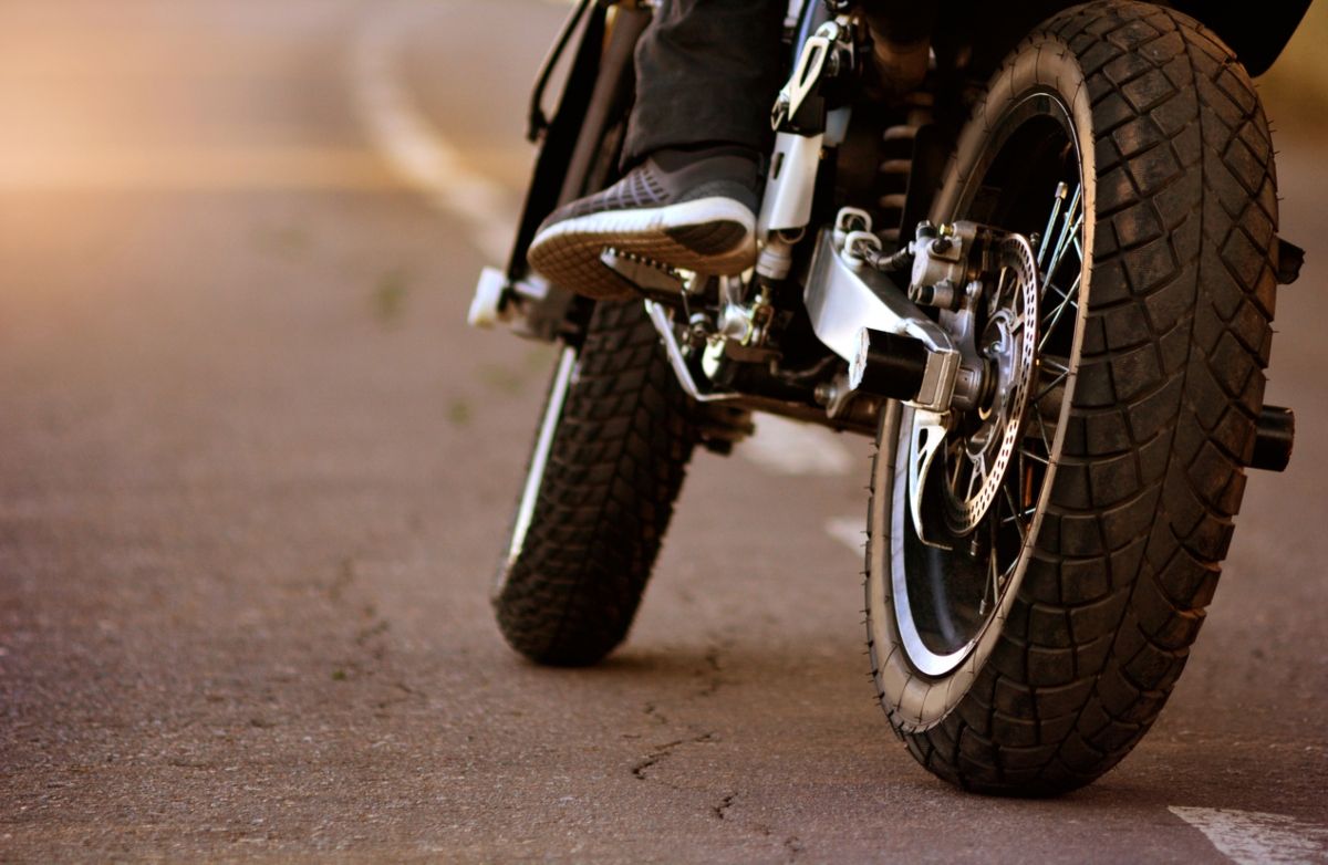 Los neumáticos de una moto. Fuente: iStock / Dmytro Varavin
