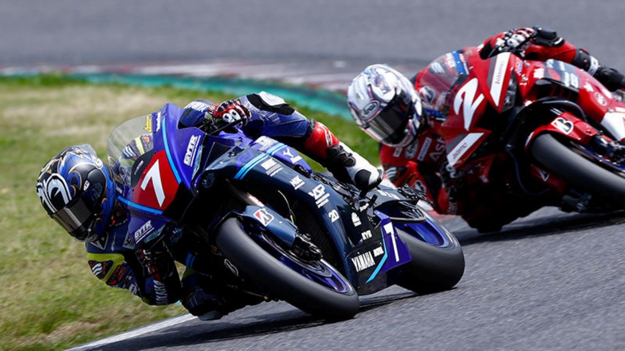 Katsuyuki Nakasuga seguido por Ryuichi Kiyonari en Suzuka