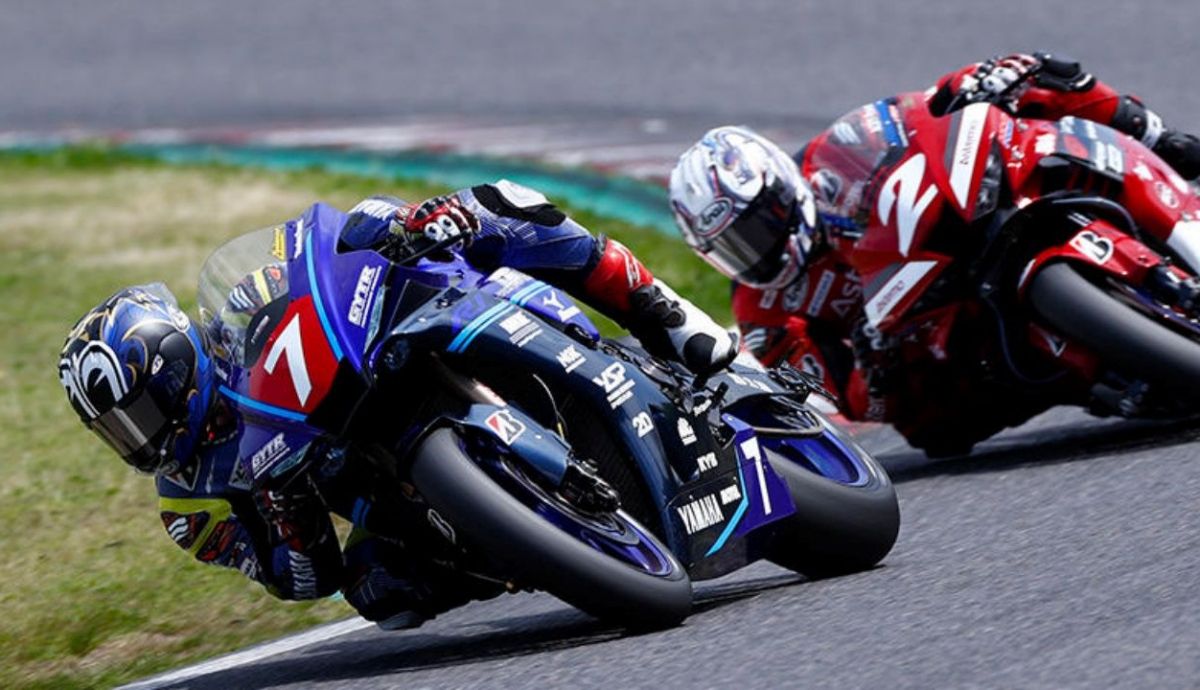 Katsuyuki Nakasuga seguido por Ryuichi Kiyonari en Suzuka Katsuyuki Nakasuga seguido por Ryuichi Kiyonari en Suzuka