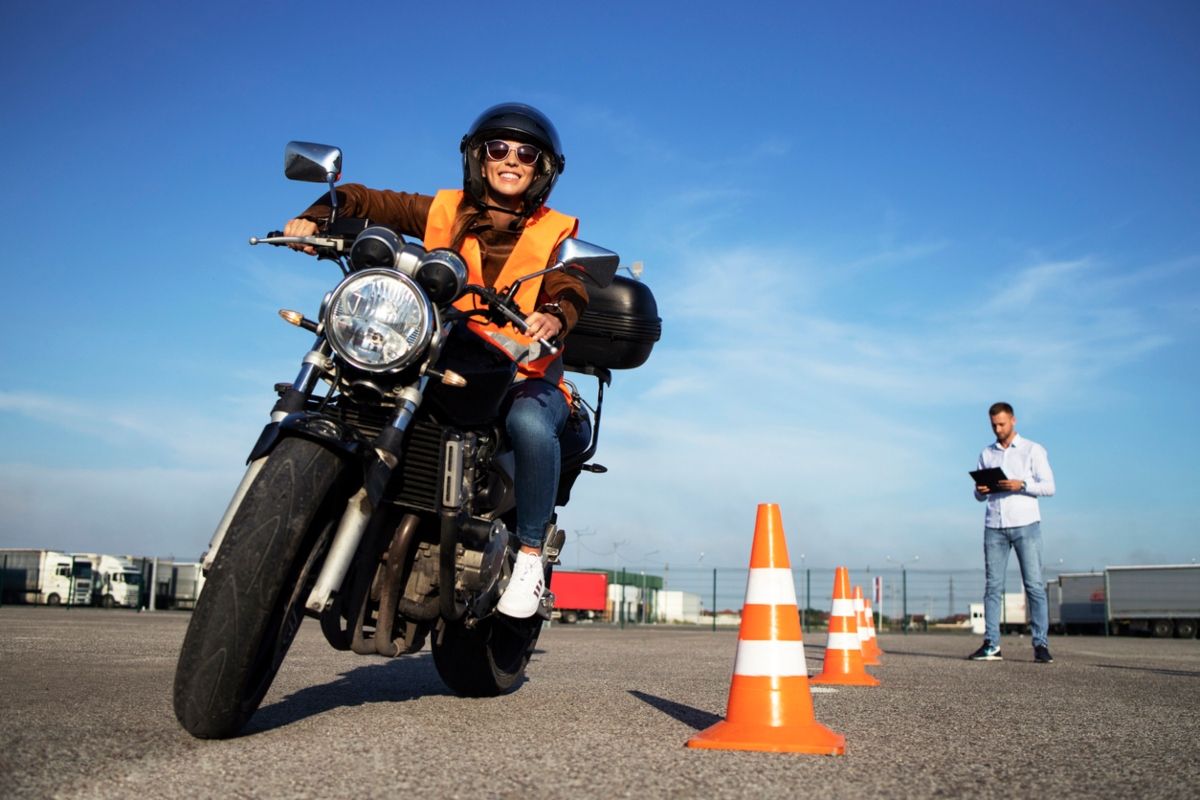 Una joven realiza maniobras en un examen de moto. Fuente: iStock / Smederevac