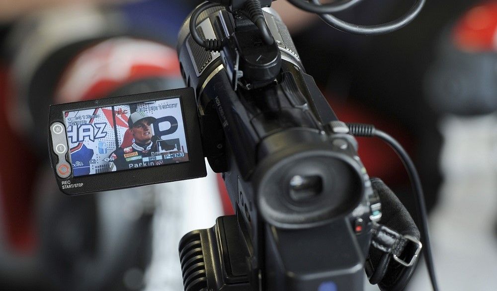 Grabación de vídeo sobre motociclismo. Fuente: Gold & Goose Grabación de vídeo sobre motociclismo. Fuente: Gold & Goose