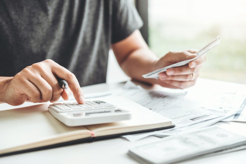 Haciendo cuentas para poder comprar una moto. Fuente iStock / SARINYAPINNGAM Haciendo cuentas para poder comprar una moto. Fuente iStock / SARINYAPINNGAM