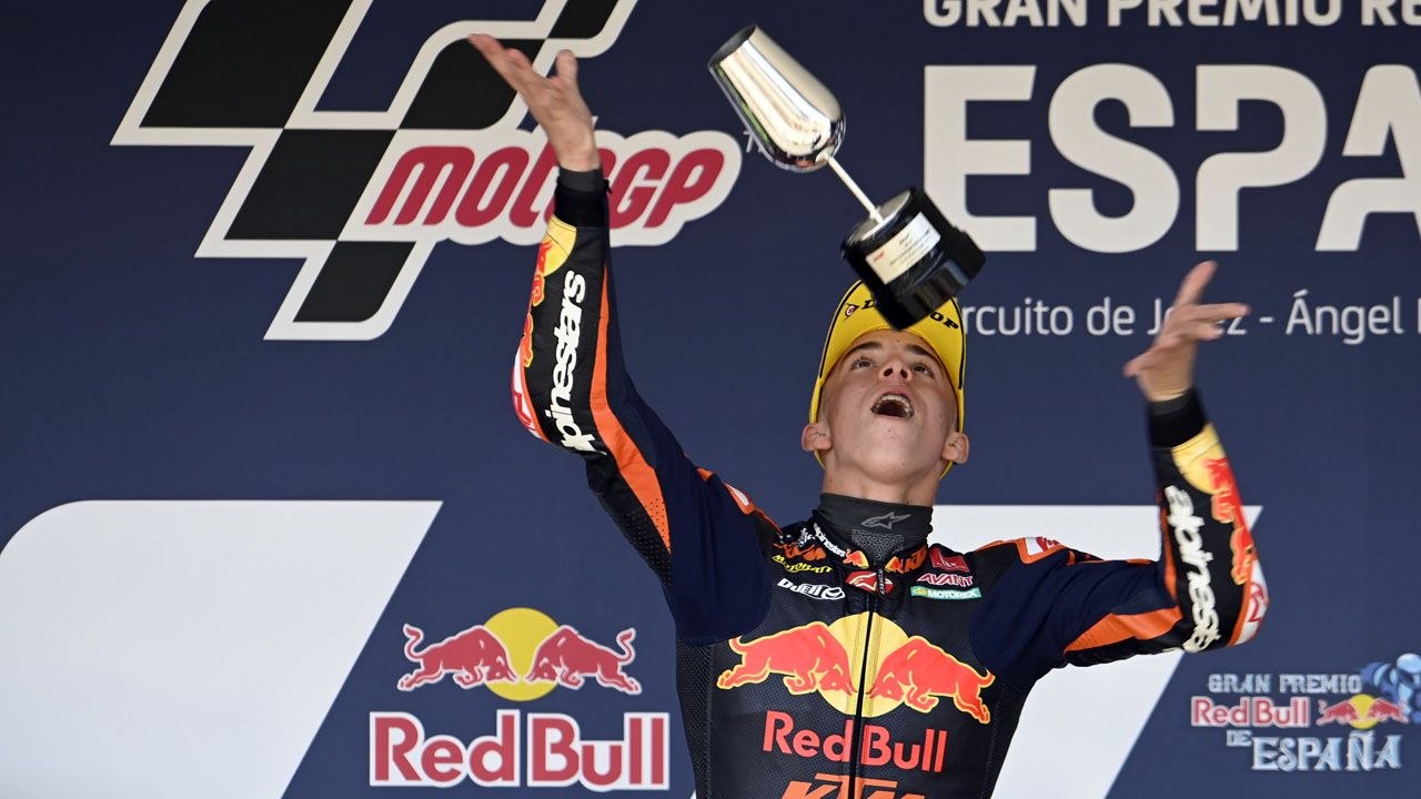 Pedro Acosta celebra su victoria en el podio del circuito de Jerez.