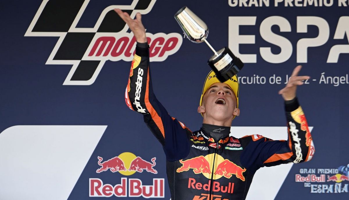 Pedro Acosta celebra su victoria en el podio del circuito de Jerez. Pedro Acosta celebra su victoria en el podio del circuito de Jerez.