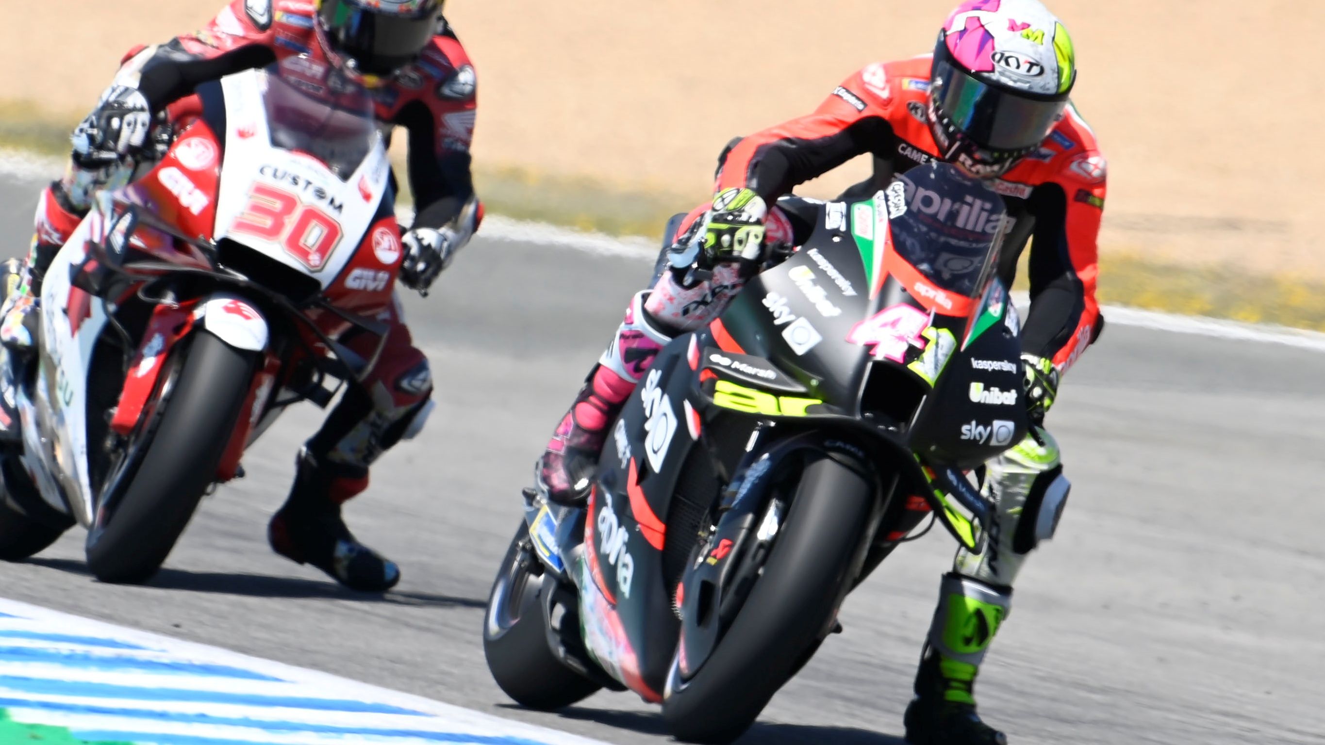 Aleix Espargaró delante de Takaaki Nakagami en la carrera de Jerez