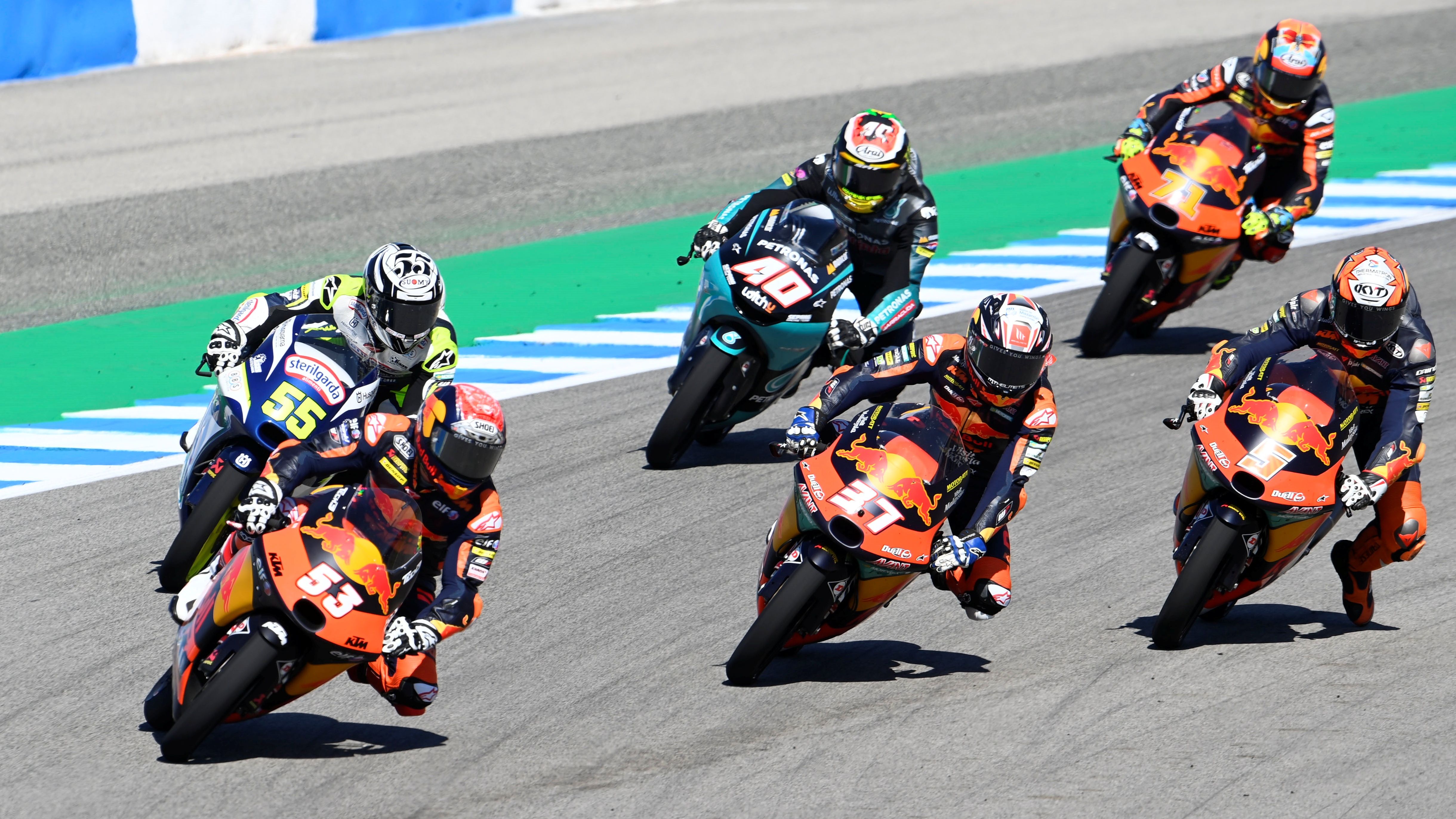 Deniz Oncu entra en curva ante Pedro Acosta, Romano Fenati, Jaume Masià, Darryn Binder y Ayumu Sasaki