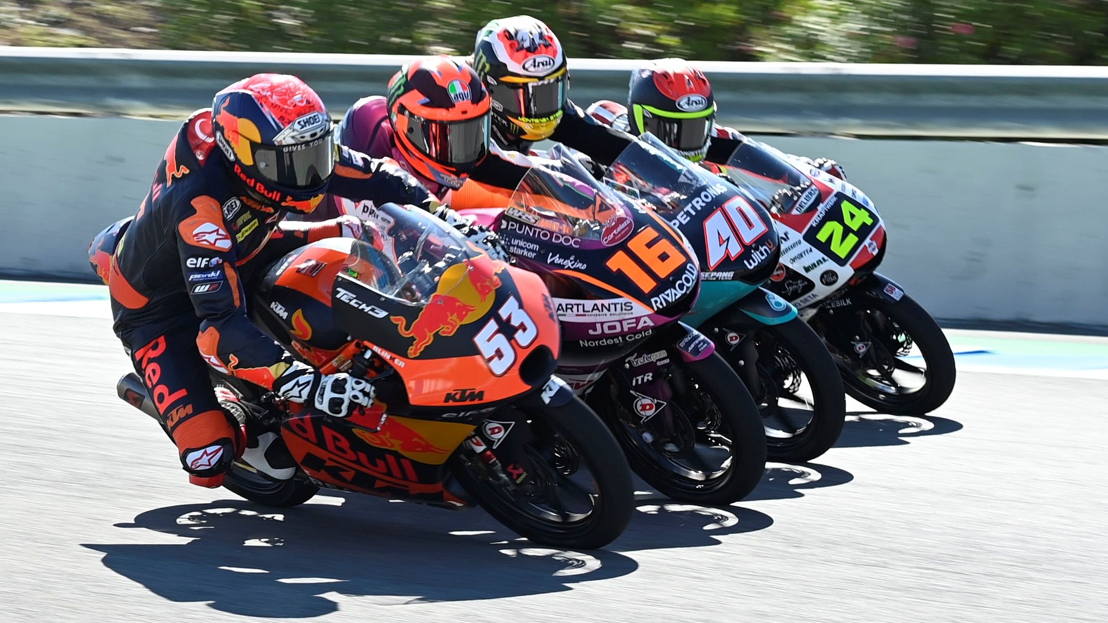 Deniz Oncu, Andrea Migno, Darryn Binder y Tatsuki Suzuki entrando en paralelo a curva
