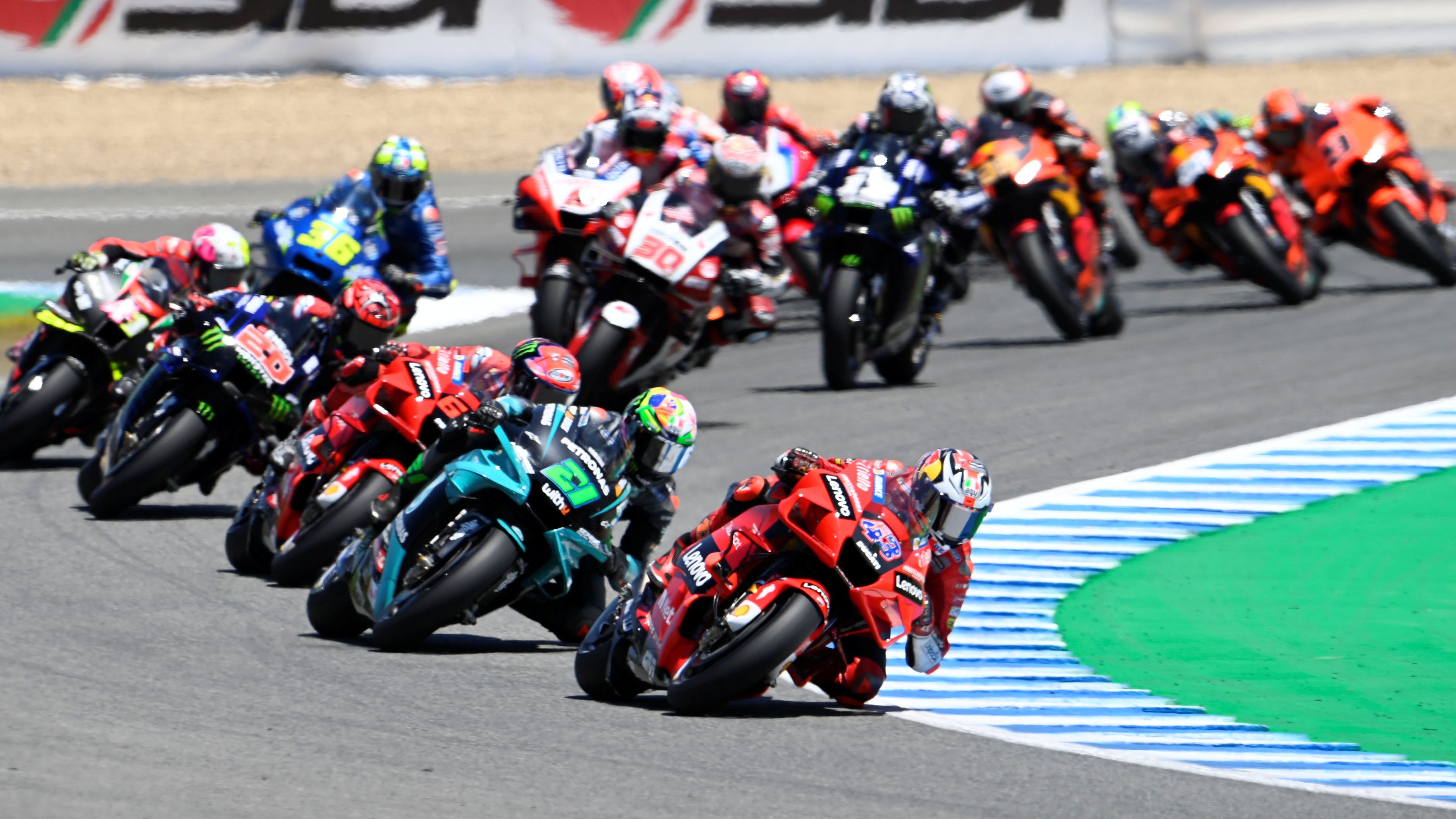 Jack Miller coge el mando en la salida ante Franco Morbidelli, Pecco Bagnaia y Fabio Quartararo