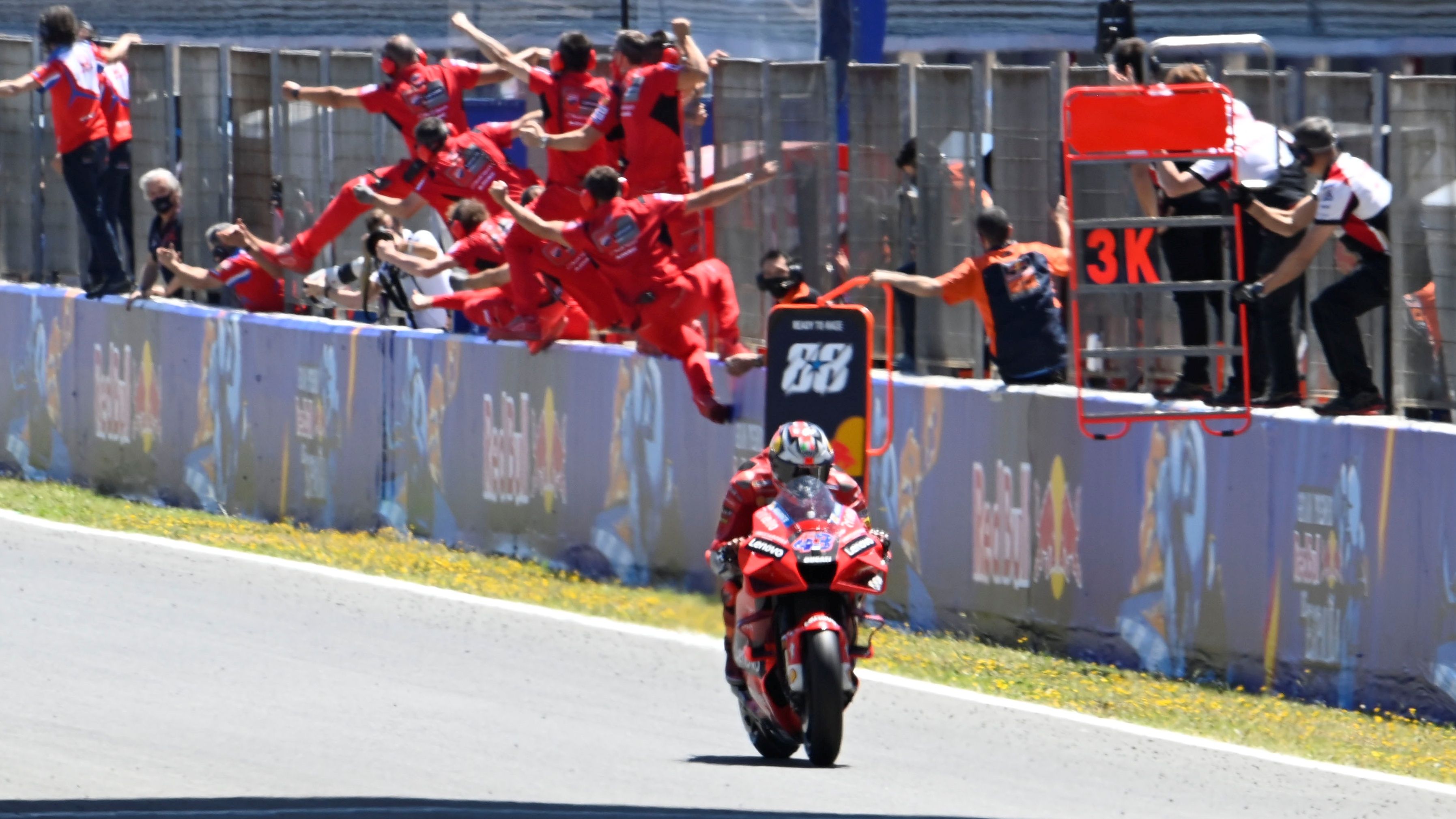 Jack Miller cruza la línea de meta como ganador en Jerez