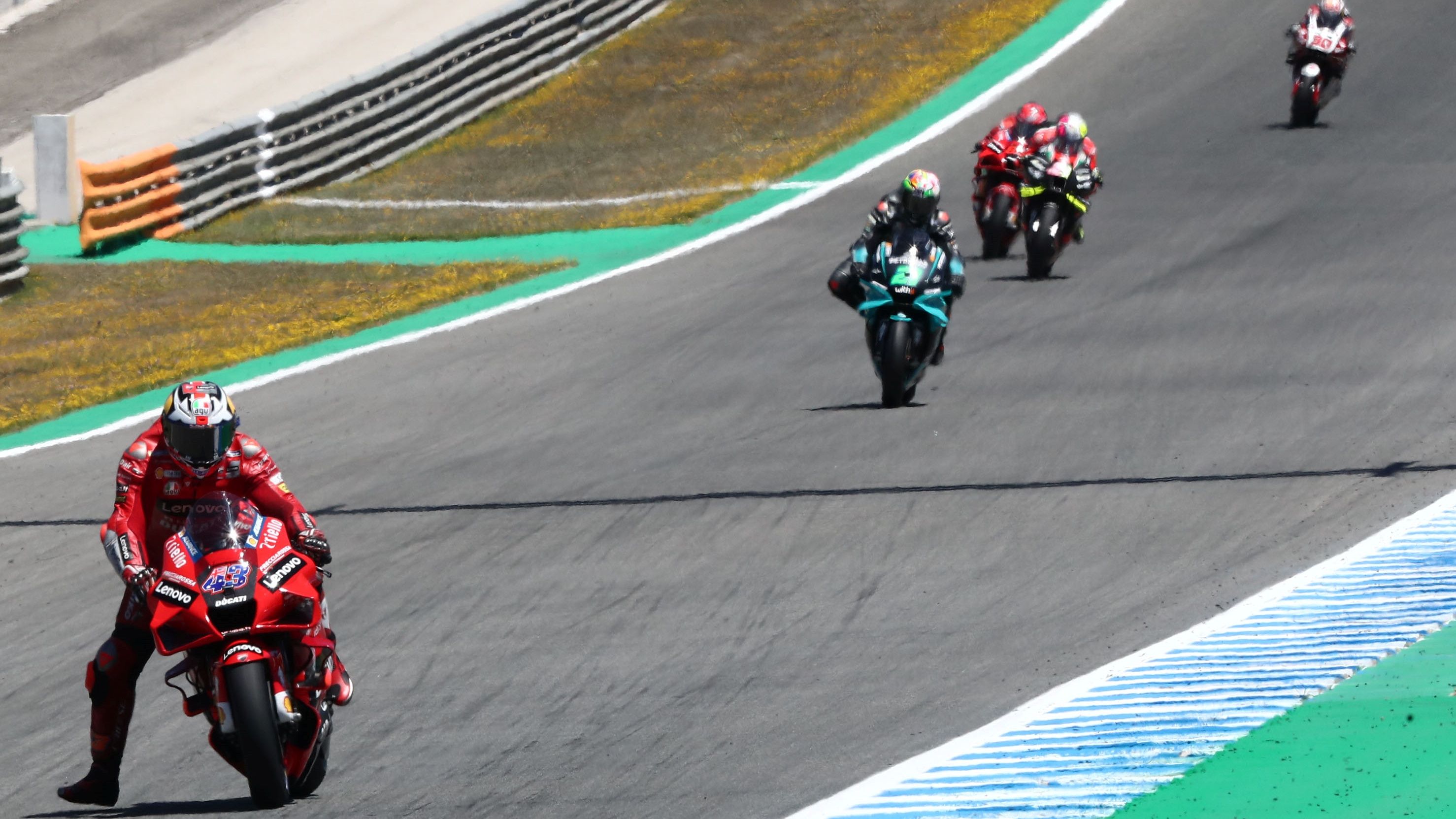 Jack Miller seguido en la distancia por Franco Morbidelli