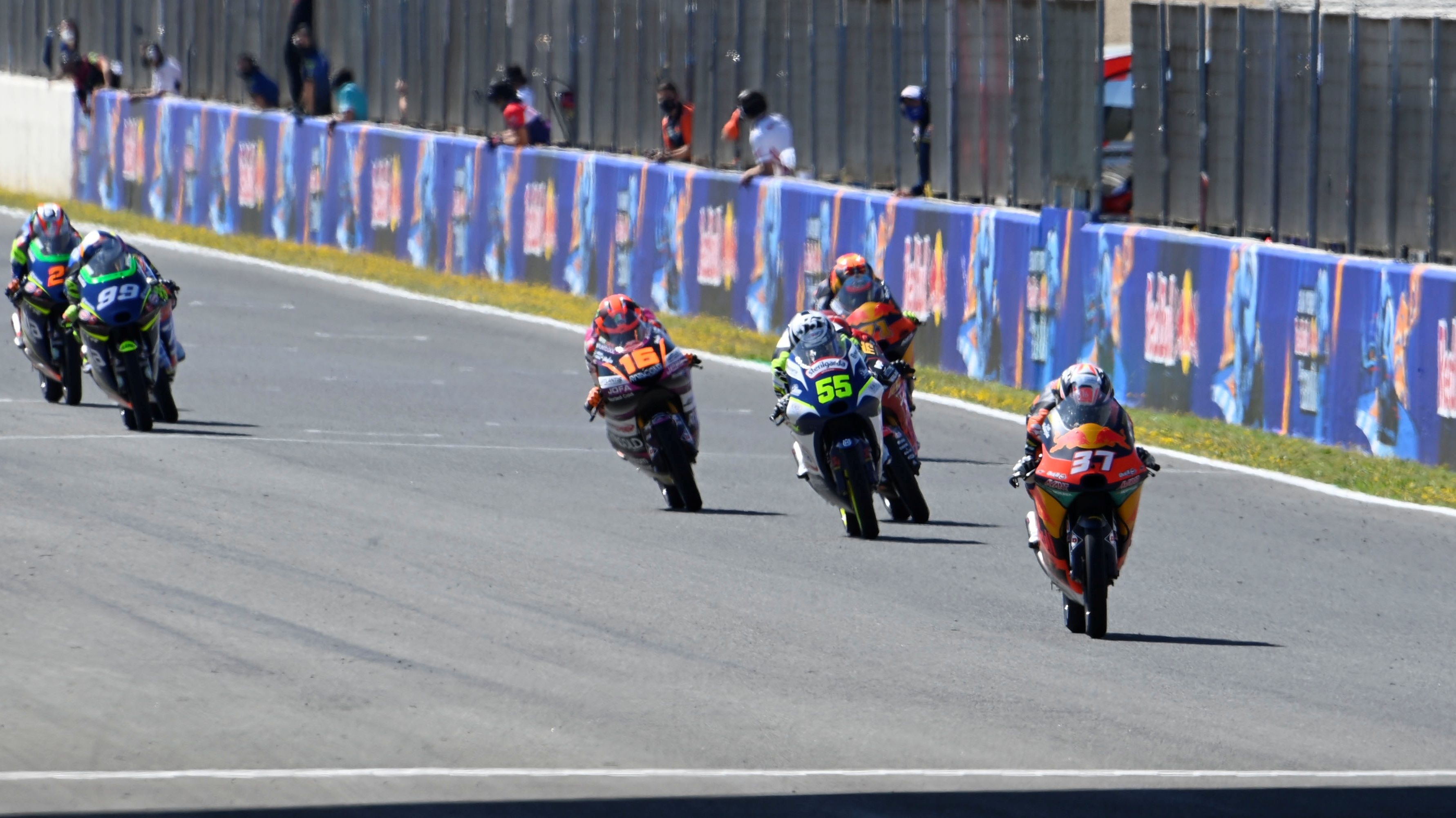 Pedro Acosta cruza la meta ante Romano Fenati, Jeremy Alcoba, Andrea Migno y Ayumu Sasaki