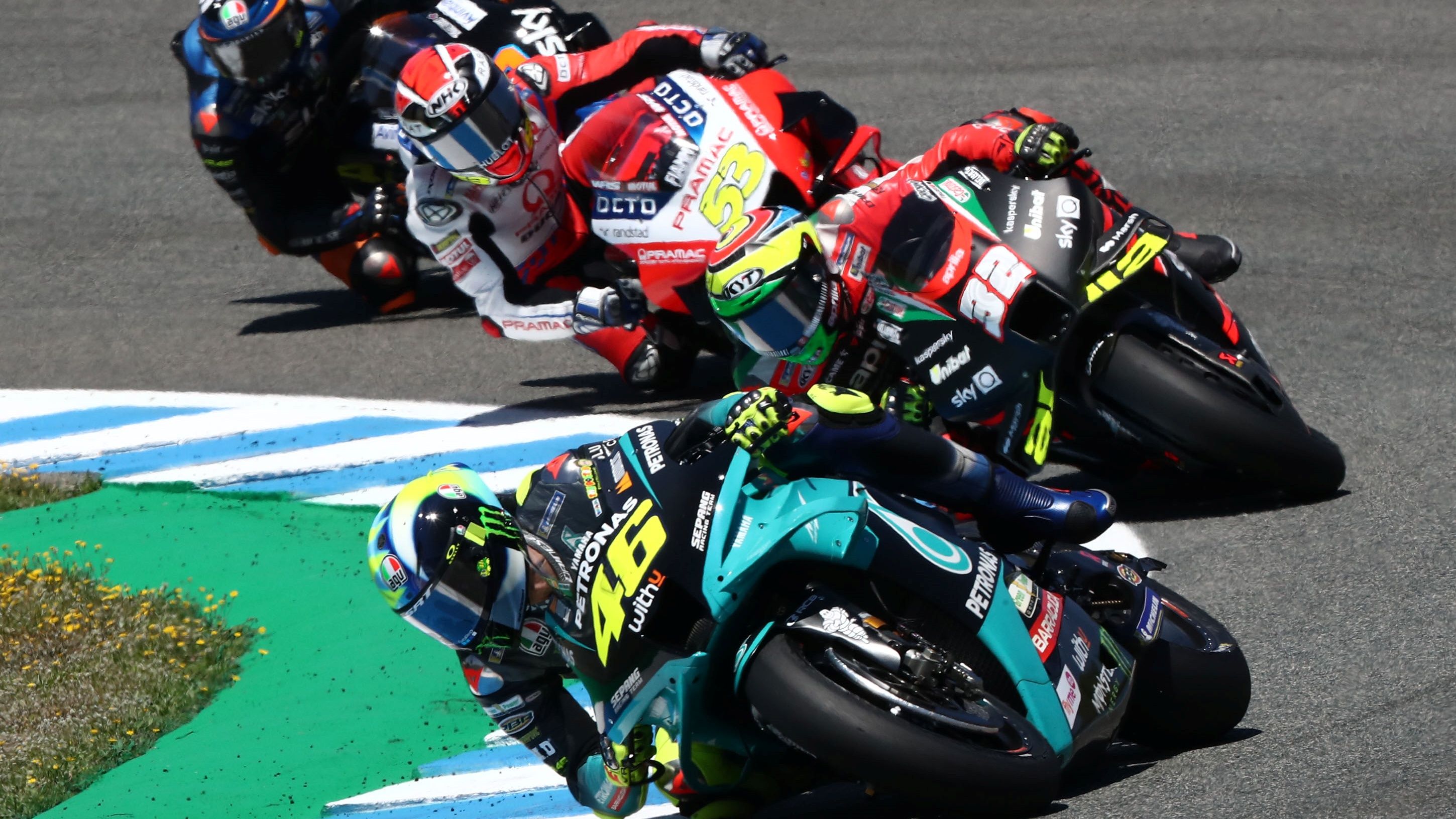 Valentino Rossi lidera un grupo con Lorenzo Savadori, Tito Rabat y Luca Marini