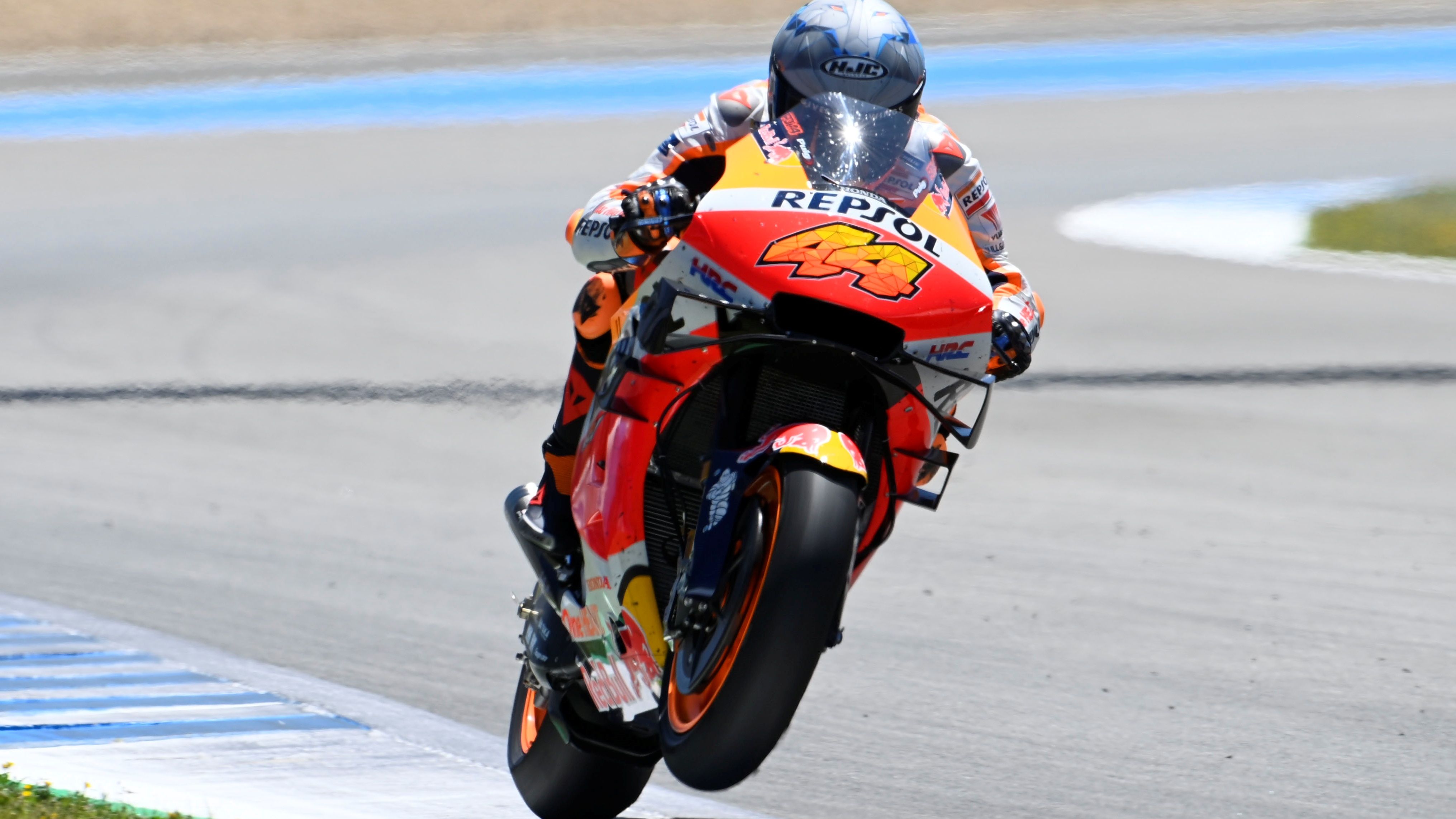 Pol Espargaró durante la carrera de Jerez