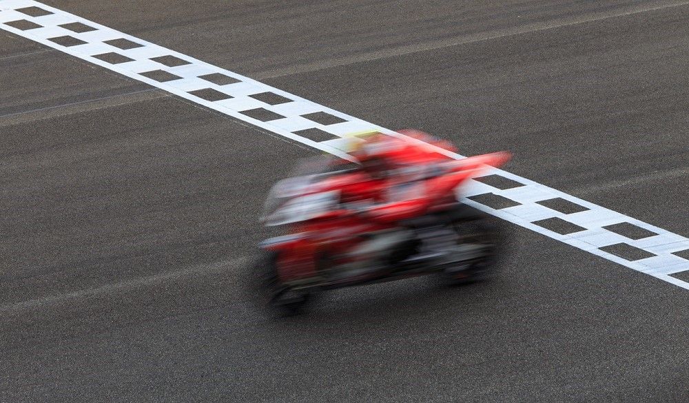 Hacer tandas en un circuito conlleva conducir la moto al límite. Fuente: iStock/AvigatorPhotographer