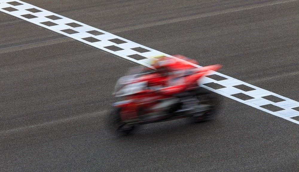 Hacer tandas en un circuito conlleva conducir la moto al límite. Fuente: iStock/AvigatorPhotographer