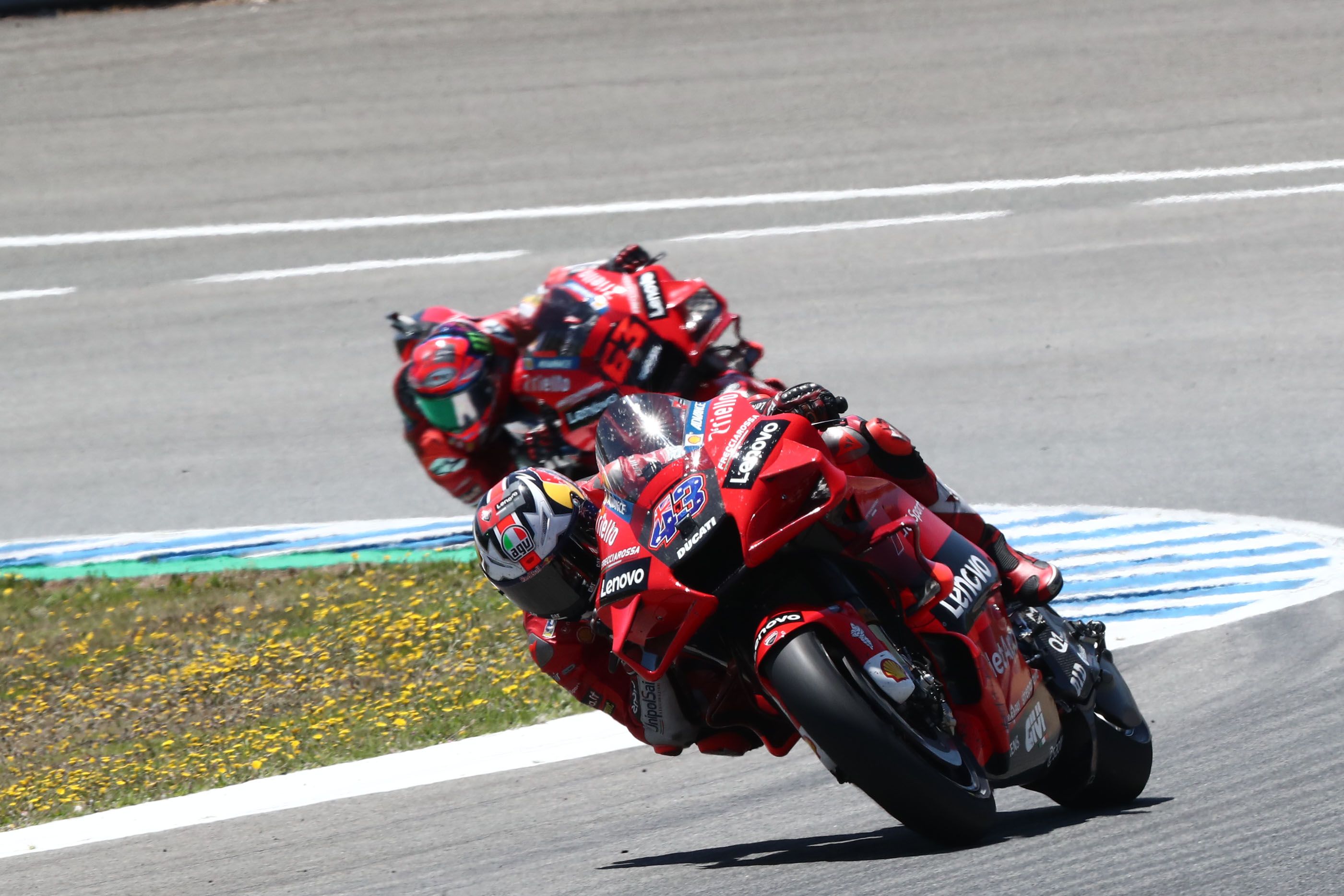 Jack Miller perseguido por Pecco Bagnaia en la carrera de Jerez