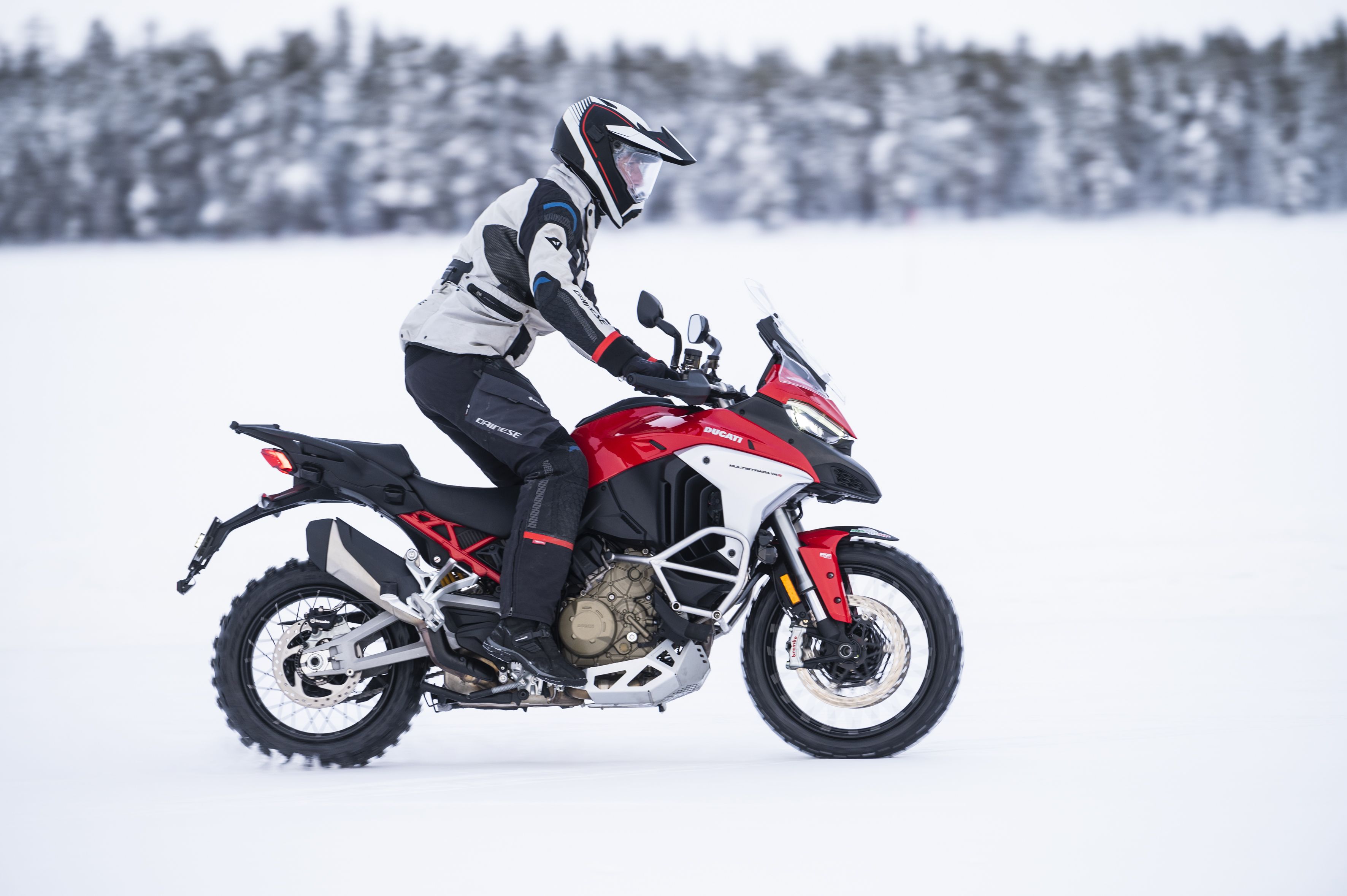 En moto al Círculo Polar Ártico.