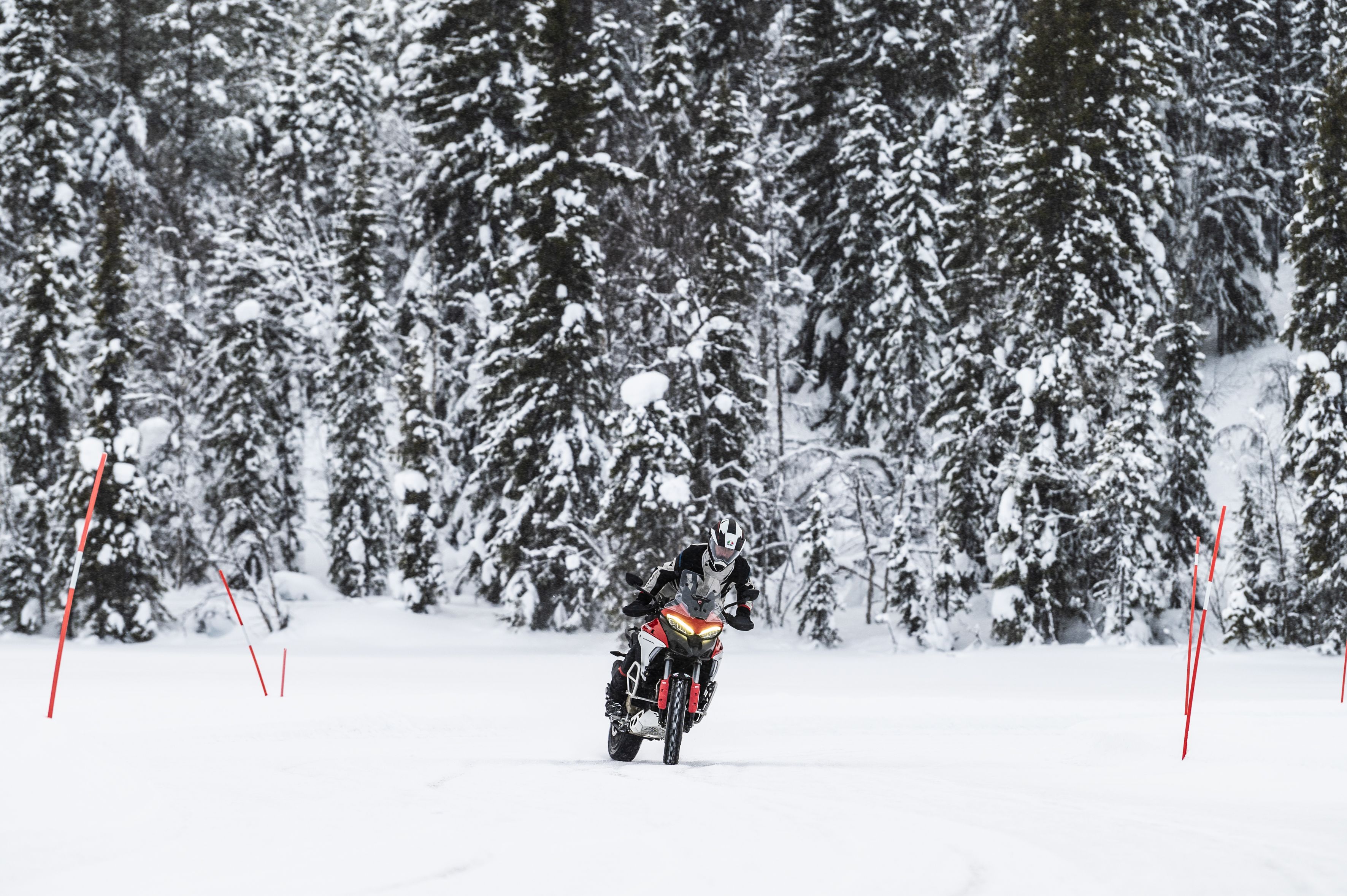 En moto al Círculo Polar Ártico.