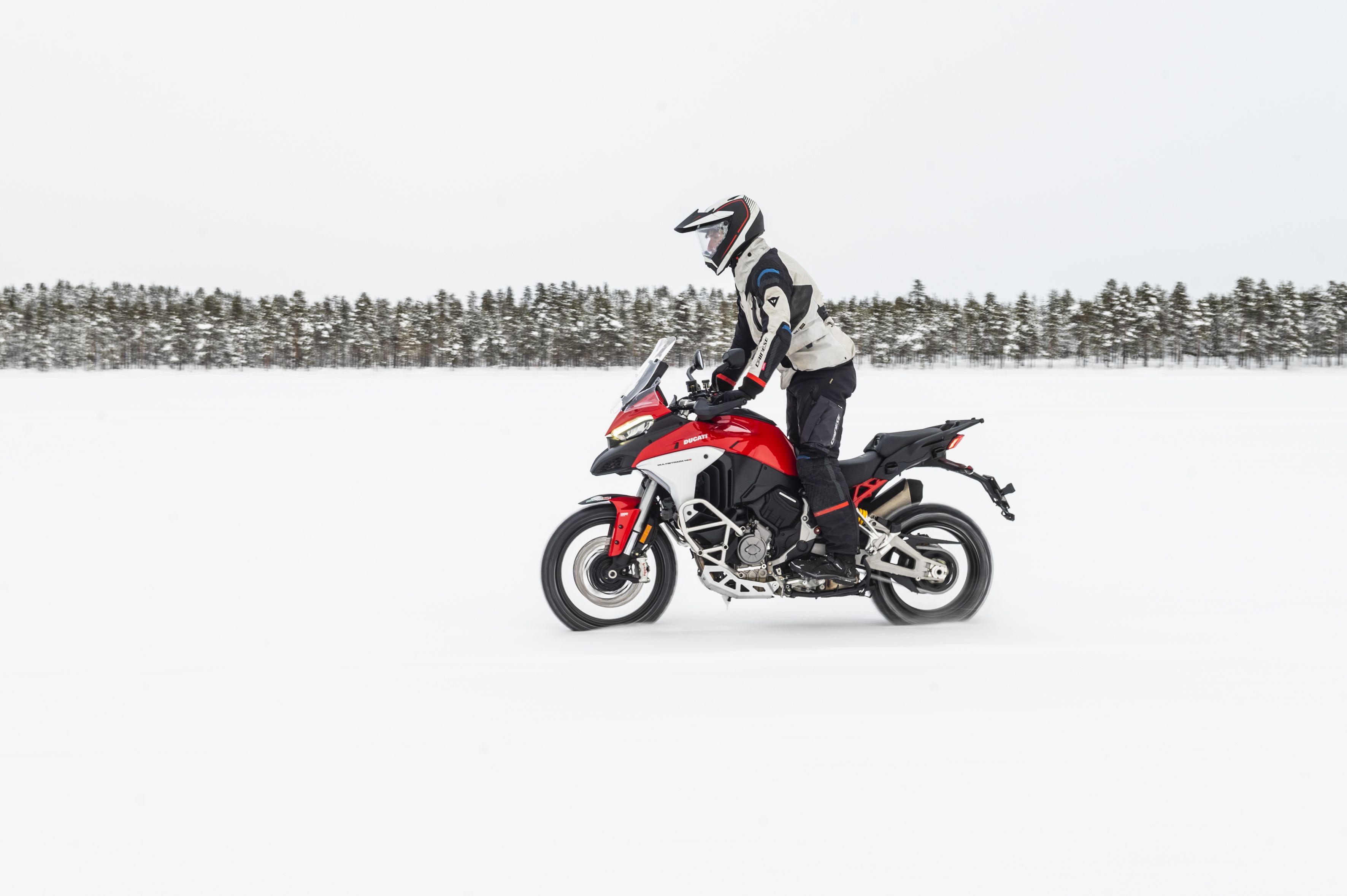 En moto al Círculo Polar Ártico.