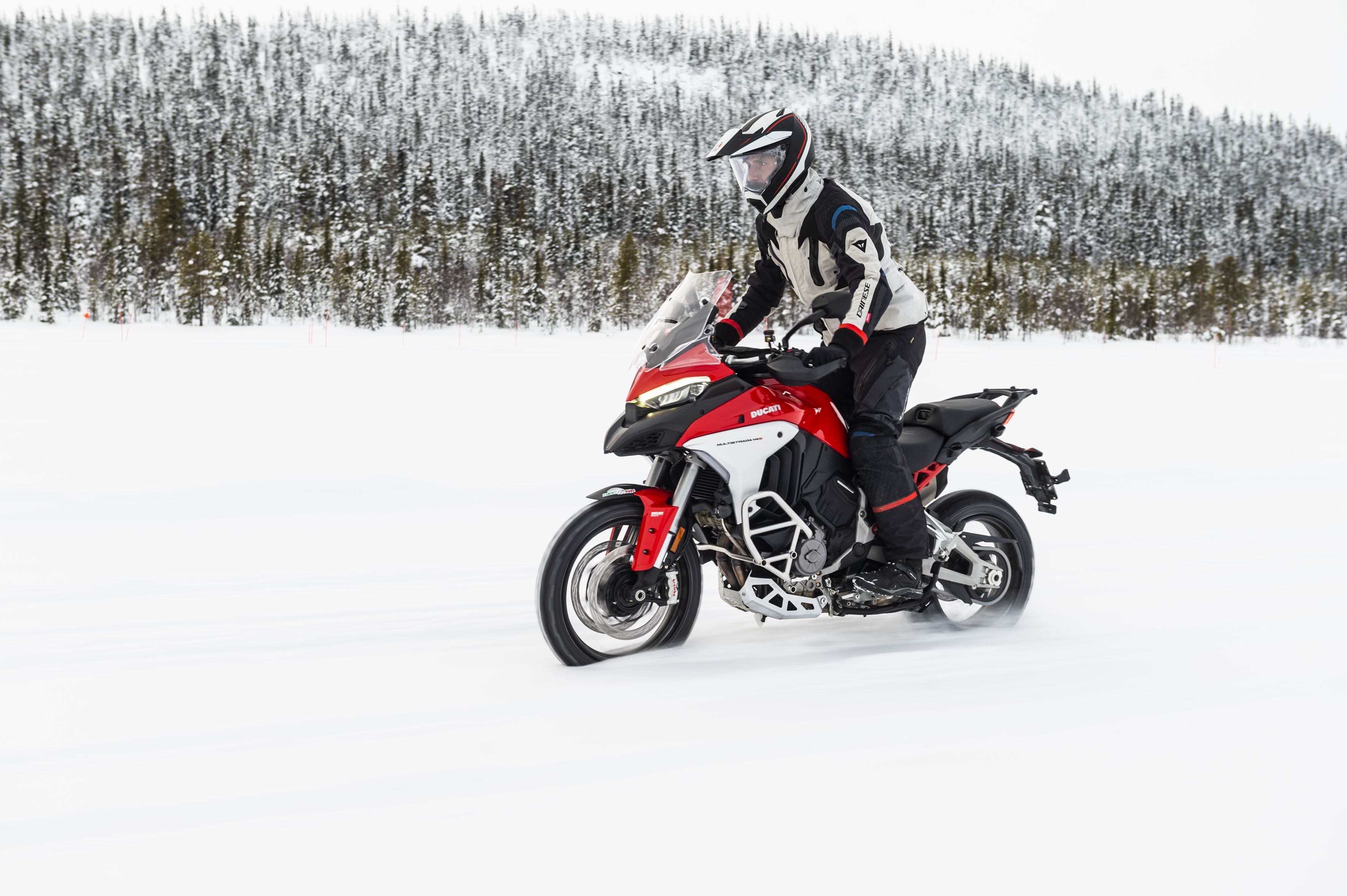 En moto al Círculo Polar Ártico.