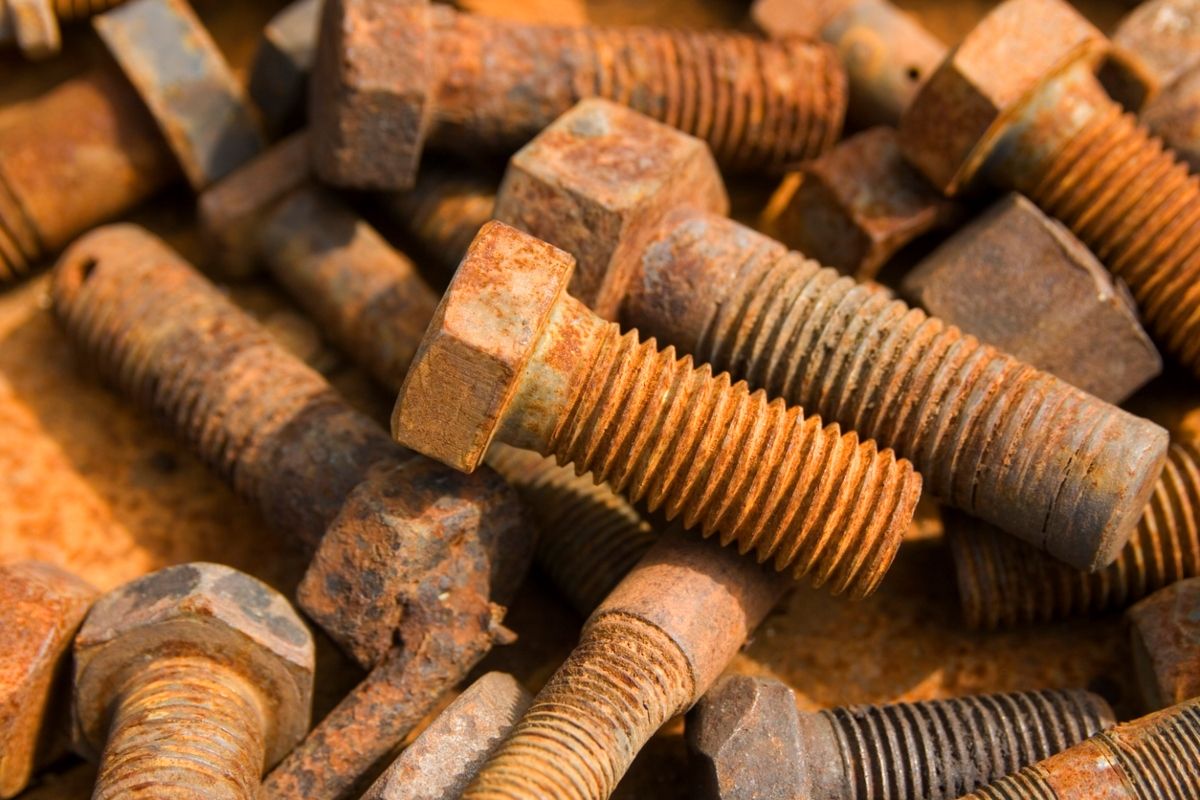 Tornillos oxidados. Fuente: iStock / artpipi