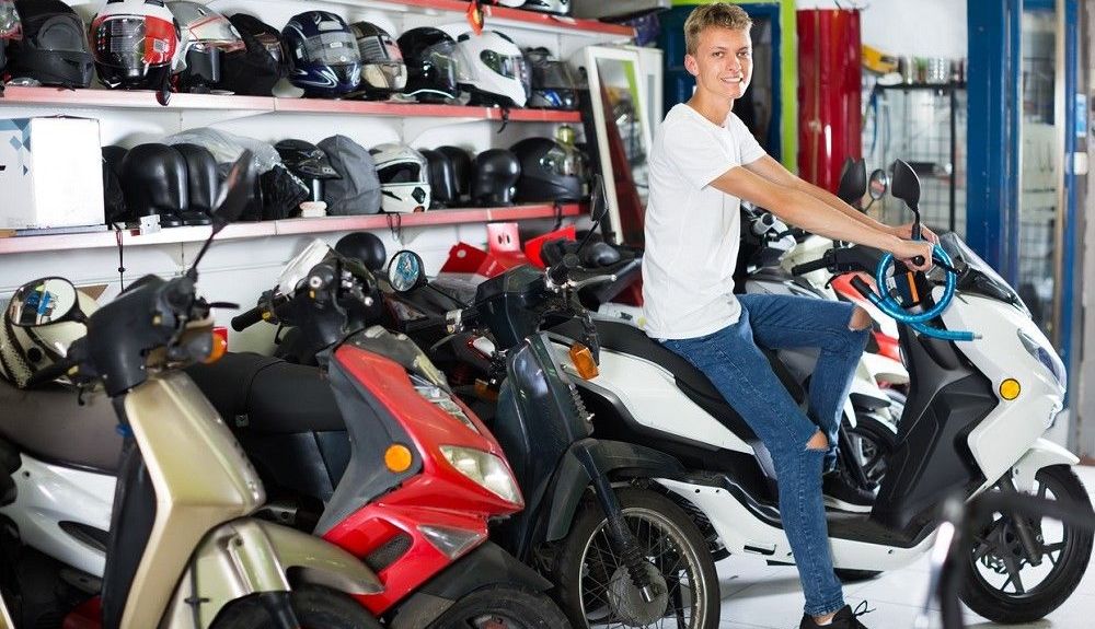 Joven en un concesionario de motos de segunda mano. Fuente: iStock/JackF Joven en un concesionario de motos de segunda mano. Fuente: iStock/JackF